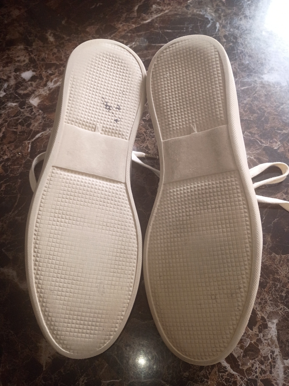 Men’s White Leather Low-Top Sneakers with Gray Heel Accent - Picture 7 of 11